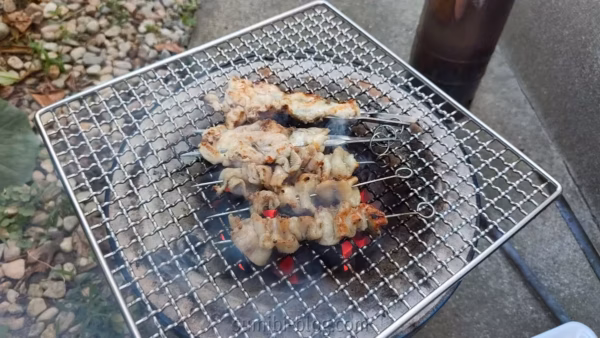 皮と手羽元を焼く