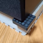 コンクリートブロックとゴムインシュレーター