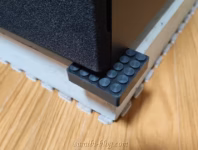 コンクリートブロックとゴムインシュレーター